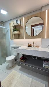 Et badeværelse på Apto Alamanda - 2 Quartos - Apto todo climatizado, aconchegante, confortável e de frente para avenida principal! + 21 billeder