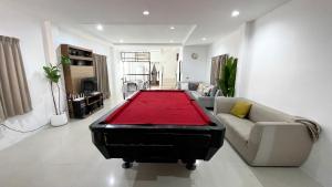 TV a/nebo společenská místnost v ubytování Sunshine villa Near beach Private Pool