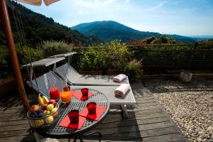 einen Tisch mit Obst und Getränken auf einer Terrasse in der Unterkunft Villa Paggi Country House in Carasco