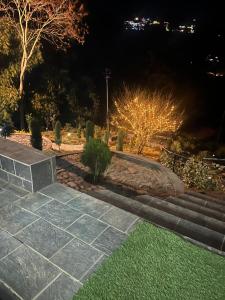 Un jardín fuera de Nagarkot Resort PVt. Ltd