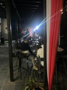 Un restaurant u otro lugar para comer en Nagarkot Resort PVt. Ltd