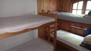 Ένα ή περισσότερα κρεβάτια σε δωμάτιο στο Cabañas Rucatregua +1 φωτογραφίες