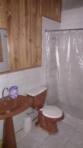 Ένα μπάνιο στο Cabañas Rucatregua
