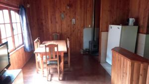 Η κουζίνα ή μικρή κουζίνα στο Cabañas Rucatregua