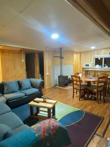 チャイテンにあるDepartamento la espigaの青いソファとテーブルのあるリビングルーム