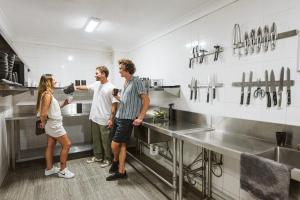 悉尼Summer House Sydney City - formerly Sydney Backpackers的一群站在厨房里的人