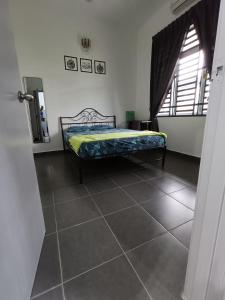 Postel nebo postele na pokoji v ubytování Homestay faleeq