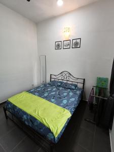 Postel nebo postele na pokoji v ubytování Homestay faleeq