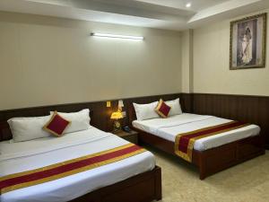 Kama o mga kama sa kuwarto sa Thành Đạt Hotel Bạc Liêu
