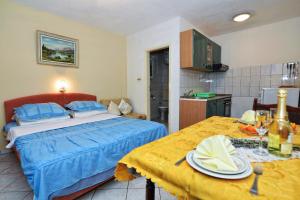 Ein Bett oder Betten in einem Zimmer der Unterkunft Apartments Marina