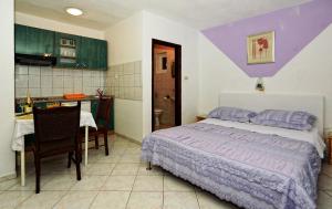 Ein Bett oder Betten in einem Zimmer der Unterkunft Apartments Marina