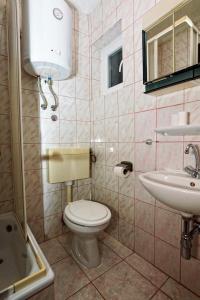 Ein Badezimmer in der Unterkunft Apartments Marina