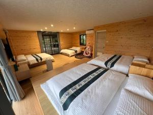 Postel nebo postele na pokoji v ubytování 鉄木彩虹小屋