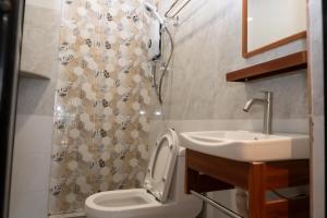 Koupelna v ubytování Bricks Guesthouse + 120 fotografií