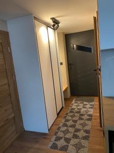 an empty hallway with a door and a rug at Apartament M1 w centrum Wiela in Wiele
