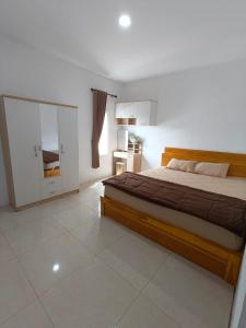Кровать или кровати в номере Villa Aisyah +30 фотографий