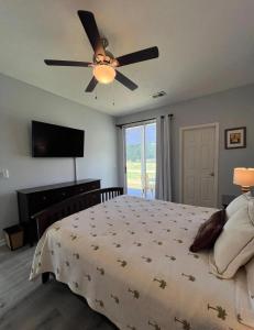 Giường trong phòng chung tại Luxury 2B2B Condo at River Oaks