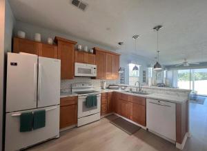 Nhà bếp/bếp nhỏ tại Luxury 2B2B Condo at River Oaks