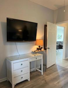 TV/trung tâm giải trí tại Luxury 2B2B Condo at River Oaks