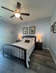 Giường trong phòng chung tại Luxury 2B2B Condo at River Oaks +14 ảnh