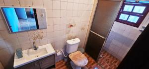 Koupelna v ubytování Fregatti´s Beach Mongaguá + 19 fotografií