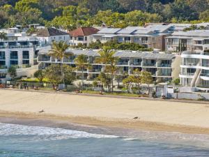 Blick auf den Strand und die Gebäude in der Unterkunft Fairshore in Noosa Heads