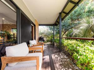 un patio al aire libre con sillas y mesas en una terraza en Aroha, en Margaret River Town