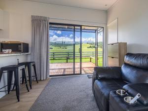 Χώρος καθιστικού στο Cozy Cabin with a View - Ohakune Holiday Home