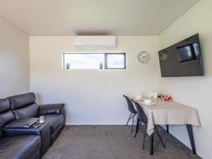 Χώρος καθιστικού στο Cozy Cabin with a View - Ohakune Holiday Home
