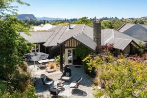 una vista aérea de una casa con sillas en Emerald Oasis by Sotheby's Luxury Rental Homes, en Wanaka