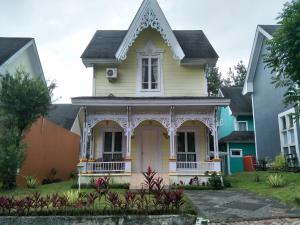 CikundulにあるVilla Kota Bunga EE2-03の白縁黄家