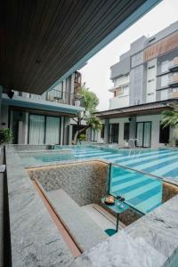 Blick auf einen Swimmingpool in einem Hotel in der Unterkunft Richmann Resort Hotel Hatyai in Hat Yai + 179 Fotos
