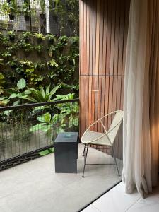Rõdu või terrass majutusasutuses Nagomi Suites & Hotel