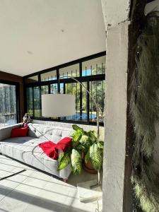 Un dormitorio con una cama y una ventana grande. en Finca El Cielo, en Huiluco