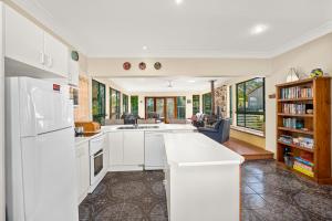 una cucina con un frigorifero bianco e un lavello di Ronnies Cottage a Mylestom