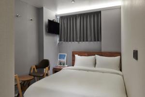 ソウルにあるEight Rest Hostel Jong-roの白いベッドと窓のある寝室