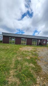 ein Gebäude mit einem Grasfeld davor in der Unterkunft Cabaña kiro in Dalcahue + 15 Fotos