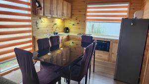 eine Küche mit Tisch und Stühlen in einer Hütte in der Unterkunft Cabaña kiro in Dalcahue