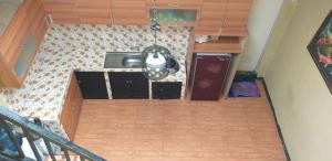Una vista aérea de una escalera en una casa. en Homestay Ulya 1, en Banjarnegara