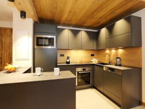 Η κουζίνα ή μικρή κουζίνα στο Appartement de luxe 3 chambres en suite, skis aux pieds, WiFi, parking, à Courchevel 1850 - FR-1-575-237 +6 φωτογραφίες