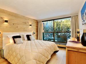 Ένα ή περισσότερα κρεβάτια σε δωμάτιο στο Appartement de luxe 3 chambres en suite, skis aux pieds, WiFi, parking, à Courchevel 1850 - FR-1-575-237