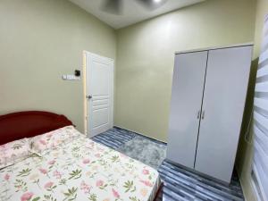 Ένα ή περισσότερα κρεβάτια σε δωμάτιο στο Yellow Retreat House Homestay Batu Gajah