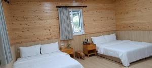 Postel nebo postele na pokoji v ubytování 鉄木彩虹小屋