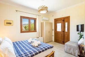 Postel nebo postele na pokoji v ubytování Olive Studios Karpathos Studio #4