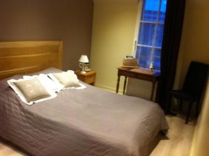 オンフルールにあるAux Cottages du port Honfleurのベッドルーム1室(白い枕のベッド1台、窓付)