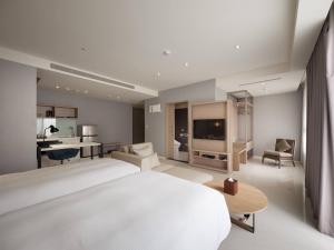 Una cama o camas en una habitación de Jolley Hotel
