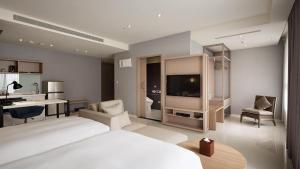 Una cama o camas en una habitación de Jolley Hotel