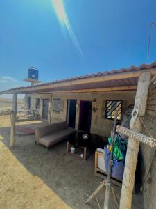 PuémapePuemape Planet Eco Hostel的一张床和一张沙发,放在面包车后面