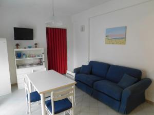 a living room with a couch and a table at Appartamento presso Residence Erice Beach - Casa Vacanza in Erice