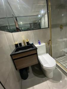 Vannituba majutusasutuses Exclusive Townhouse at The Square +6 fotot